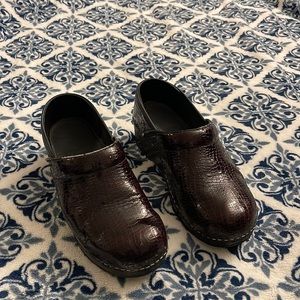 Sanita maroon clogs
